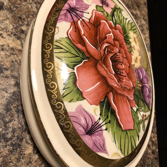 Porcelain music box - Picture 1 of 6